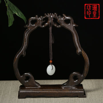 紅木匠心 無黑梓木吊玉架，雕刻裝飾的藝術品